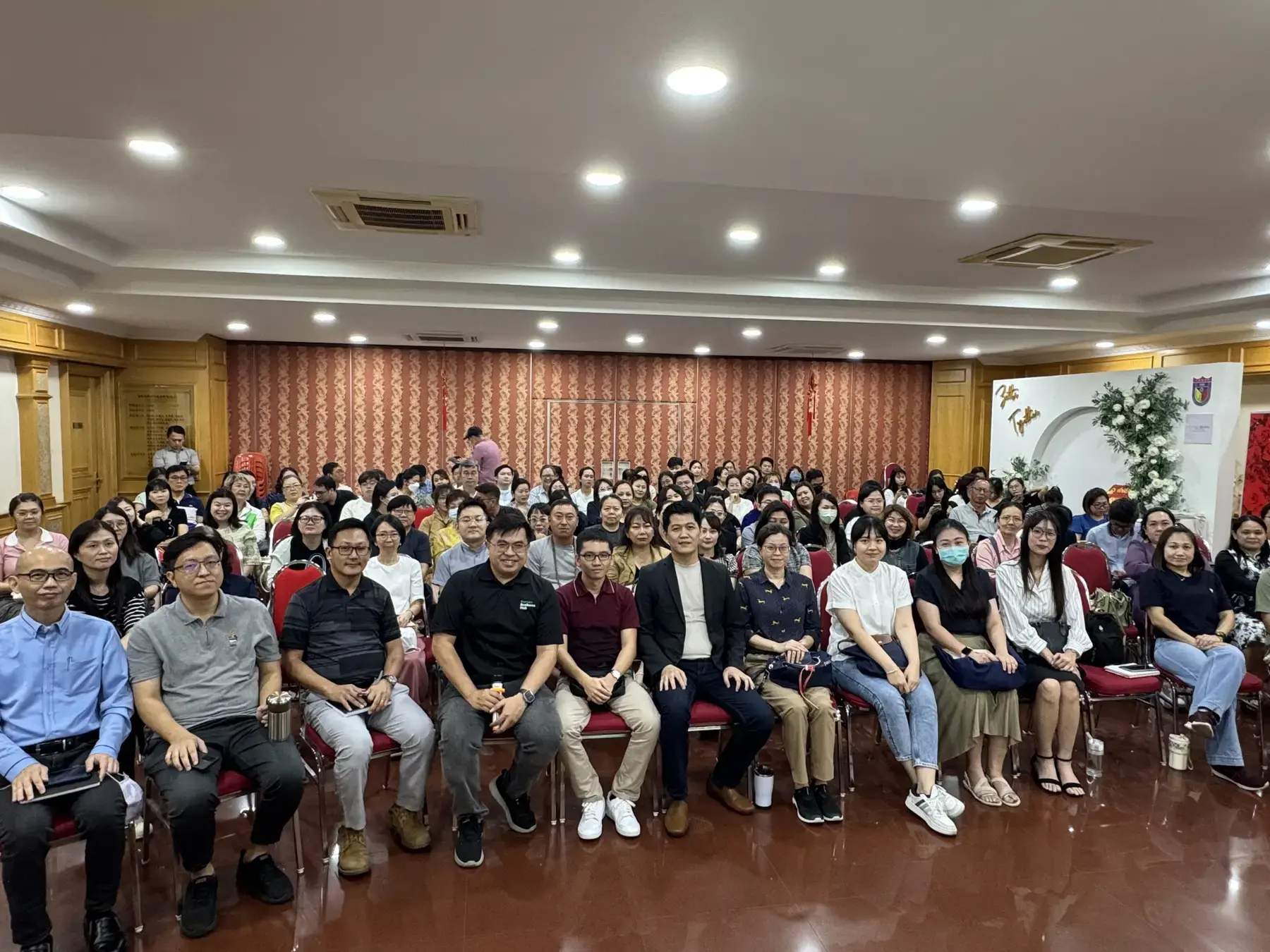学员与主办团队在 BBH 研讨会合影