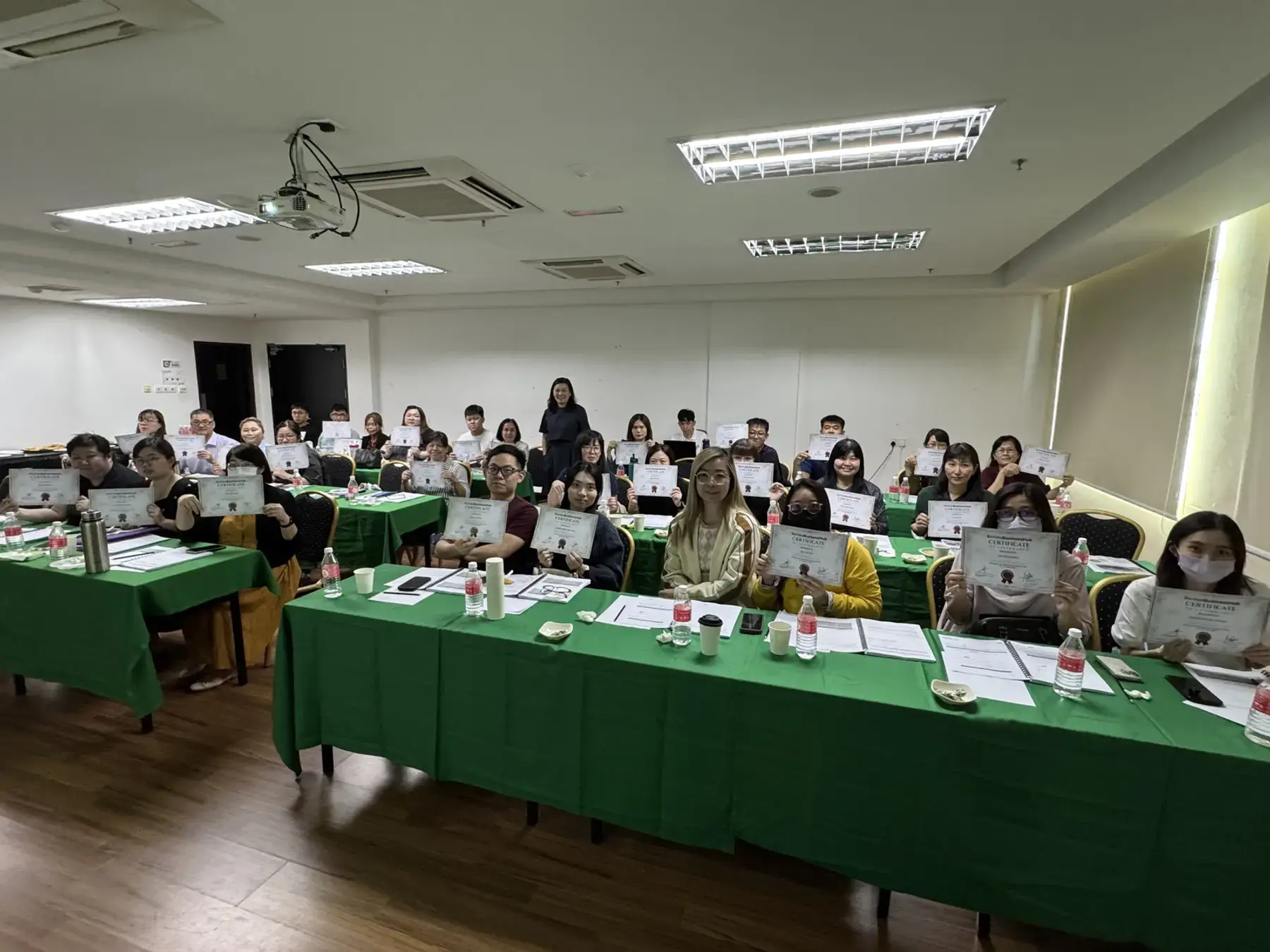 课堂工作坊,学员领取证书