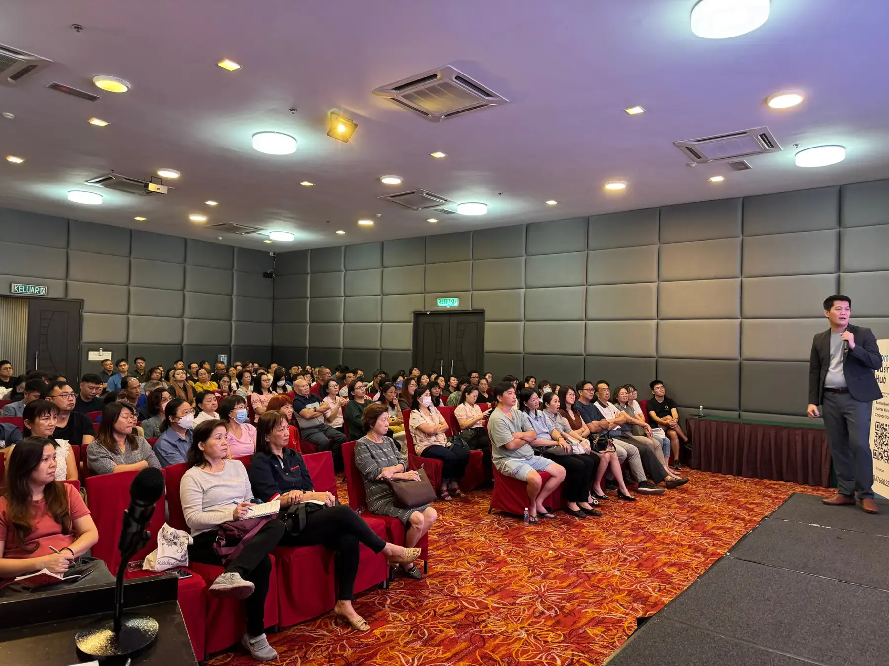 主讲嘉宾在座无虚席的研讨会现场演讲