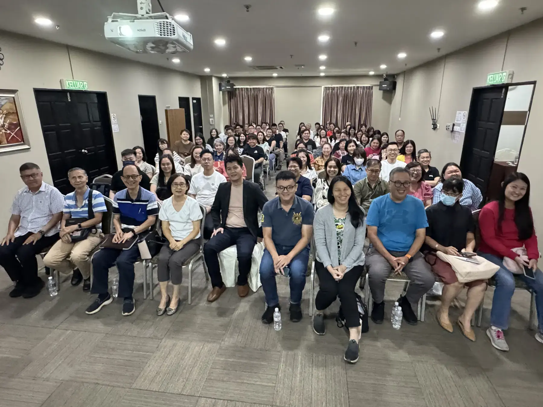 学员与主办团队在 BBH 研讨会现场合影